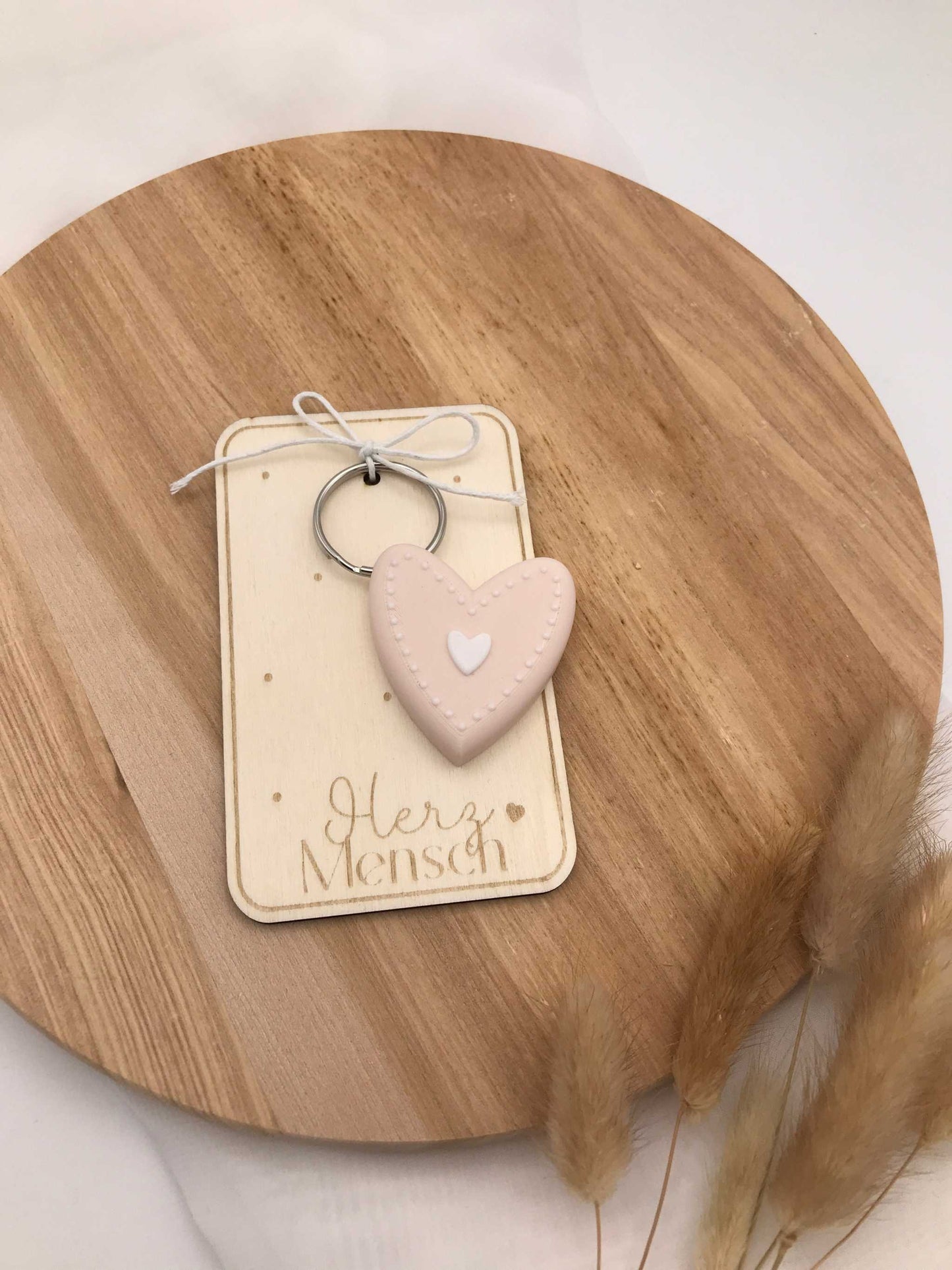 Schlüsselanhänger Herzmensch mit 3D-gedrucktem roséfarbenem PLA-Herz auf Holzschild mit Gravur