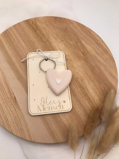 Schlüsselanhänger Herzmensch mit 3D-gedrucktem roséfarbenem PLA-Herz auf Holzschild mit Gravur