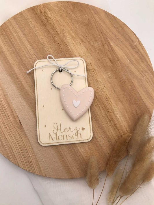 Schlüsselanhänger „Herzmensch“ mit roséfarbenem PLA-Herz und Holzschild-Gravur