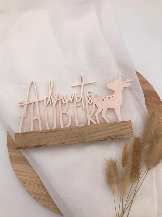 Deko-Block aus Holz mit der Aufschrift „Adventszauber“ und 3D-gedrucktem Reh als stimmungsvolle Weihnachtsdekoration