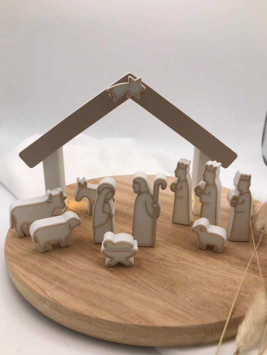 Minimalistische Weihnachtskrippe aus 3D-Druck mit modernen Figuren aus PLA auf Holztablett
