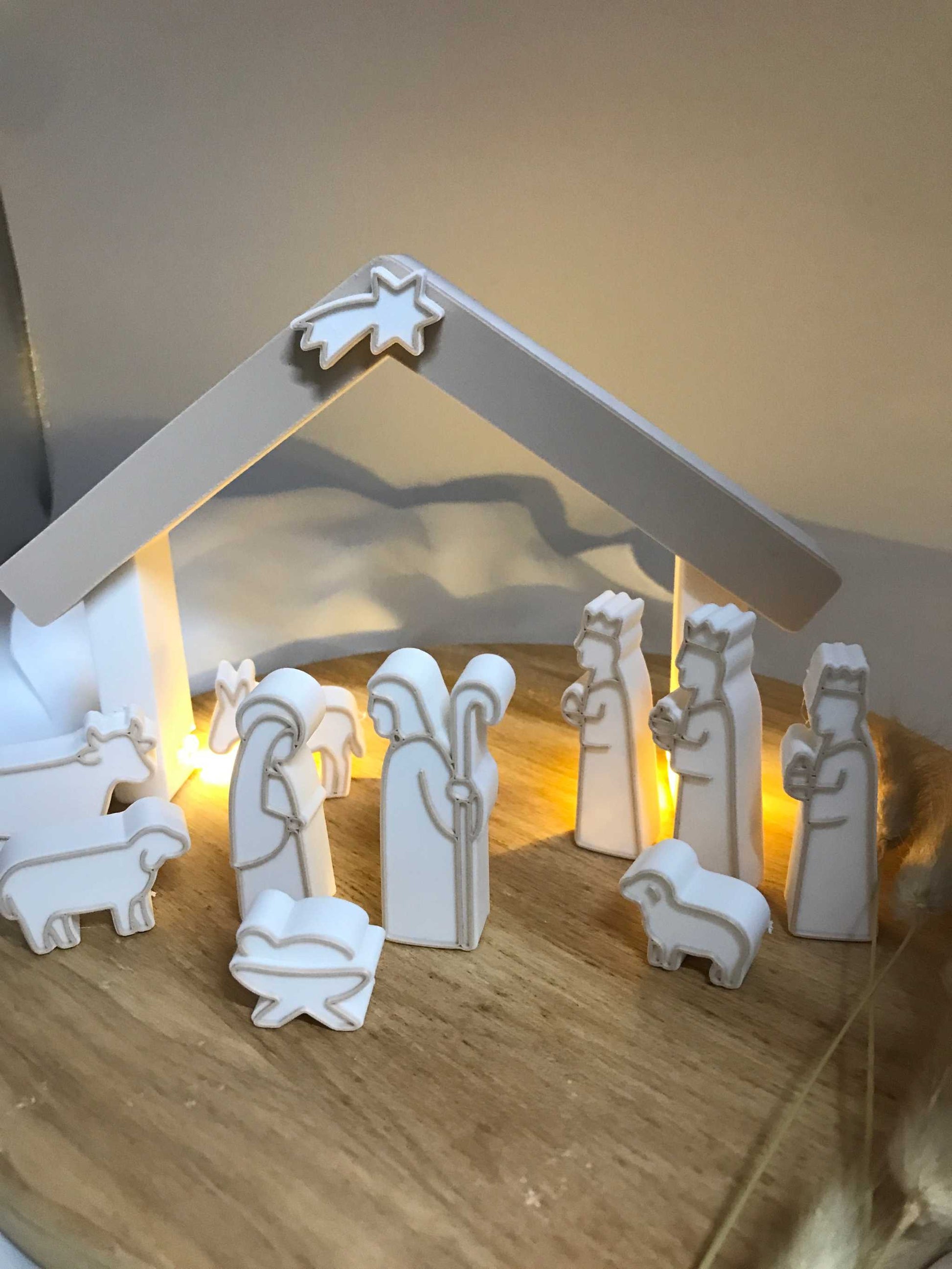 moderne minimalistische Weihnachtskrippe aus 3D-Druck mit Figuren aus PLA, stilvolle Adventsdekoration