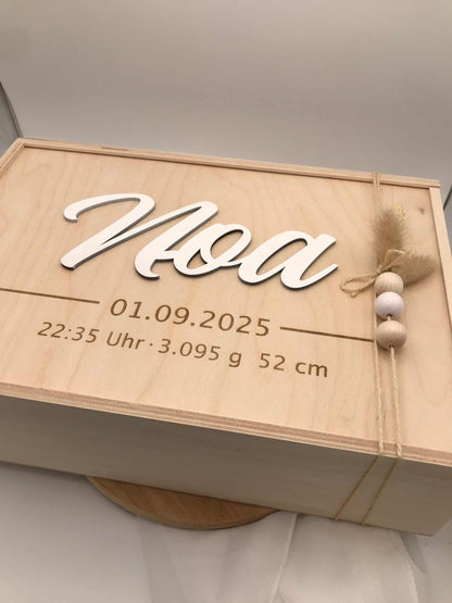 Holz Erinnerungskiste mit 3D Namensgravur, Geburtsdaten und dekorativer Kordel mit Perlen