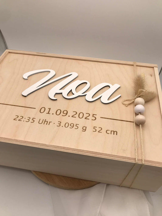 Holz Erinnerungskiste mit 3D Namensgravur, Geburtsdaten und dekorativer Kordel mit Perlen