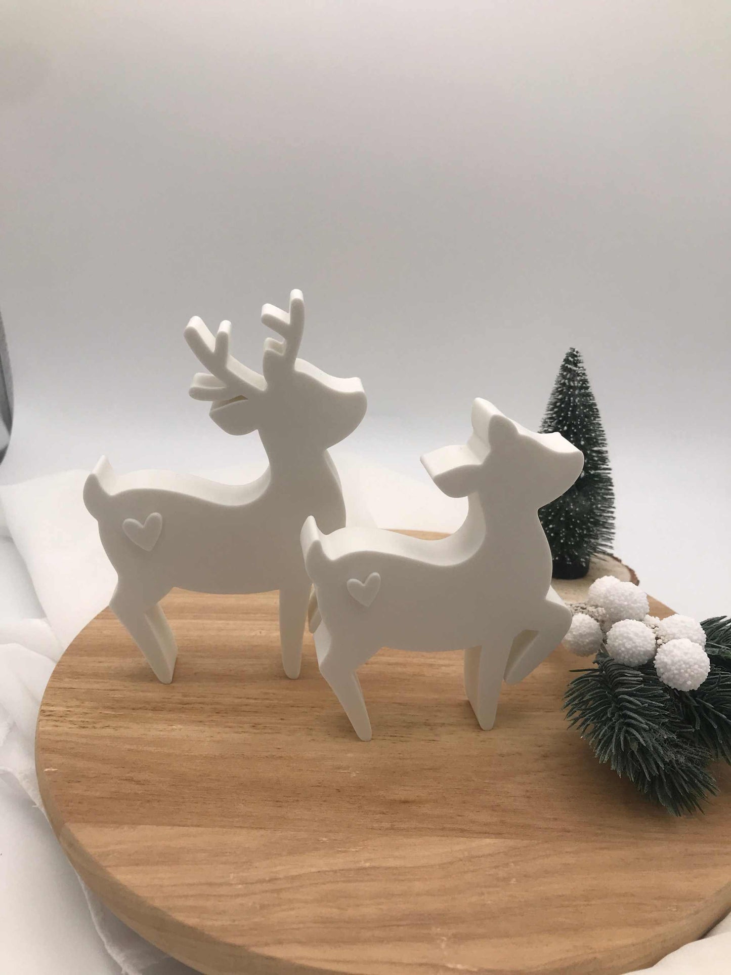 Weihnachtsdeko Rehe aus weißem PLA 3D Druck auf Holzplatte mit festlicher Deko