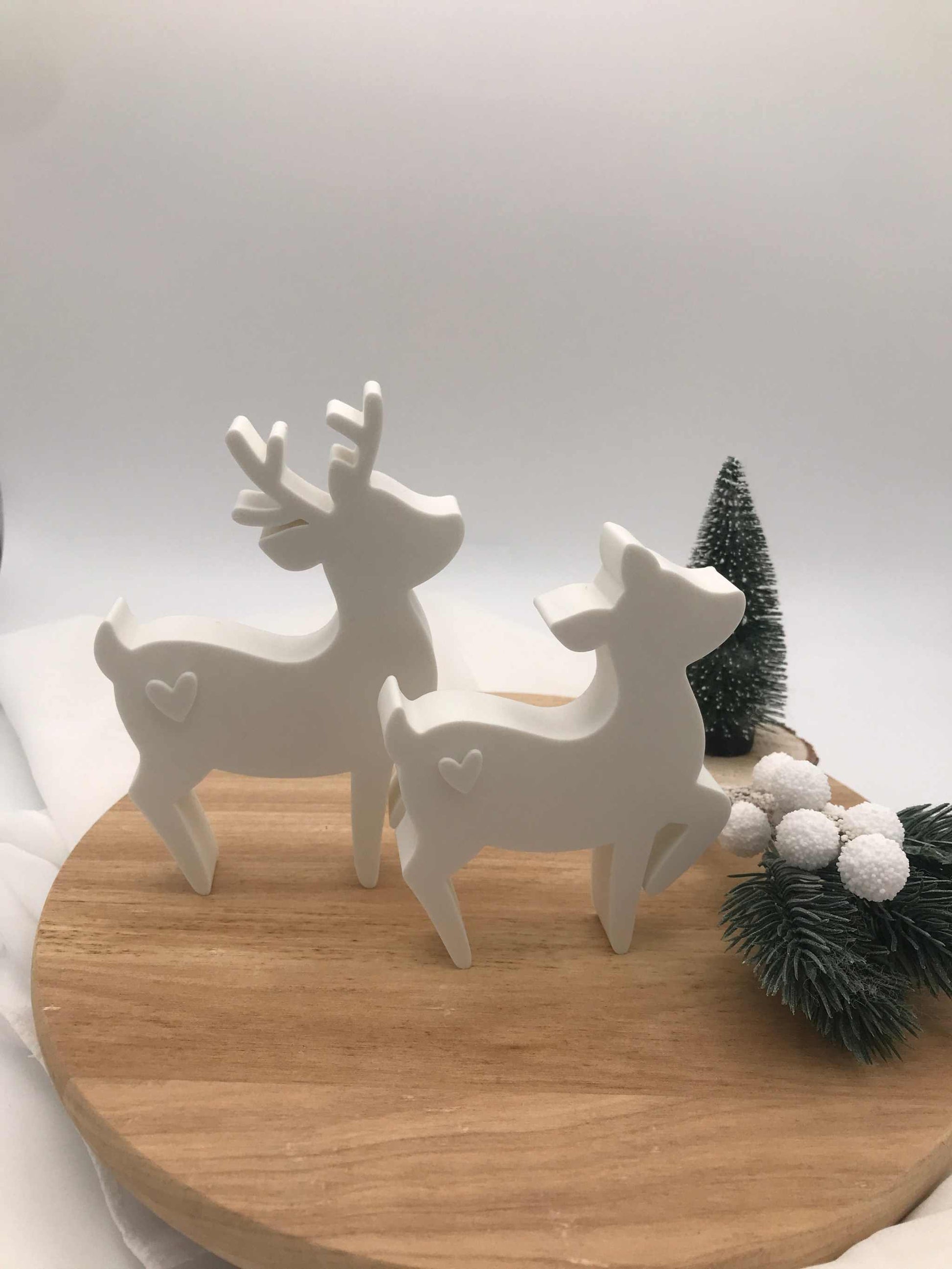 Weihnachtsdeko Rehe aus weißem PLA 3D Druck auf Holzplatte mit festlicher Deko