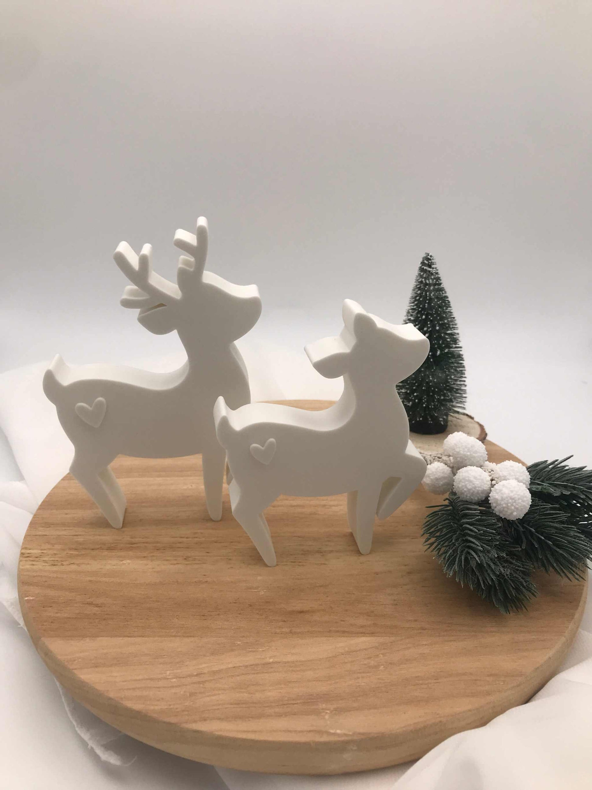Weihnachtsdeko Rehe aus weißem PLA 3D Druck auf Holzplatte mit festlicher Deko