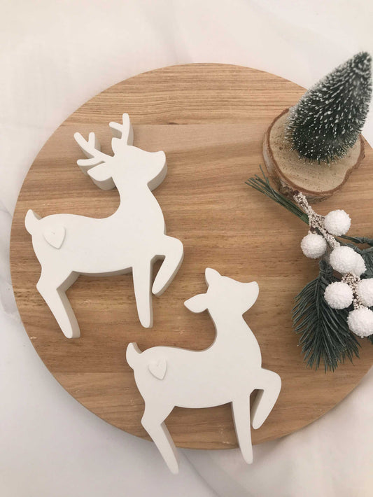 Weihnachtsdeko Rehe aus weißem PLA 3D Druck auf Holzplatte mit festlicher Deko