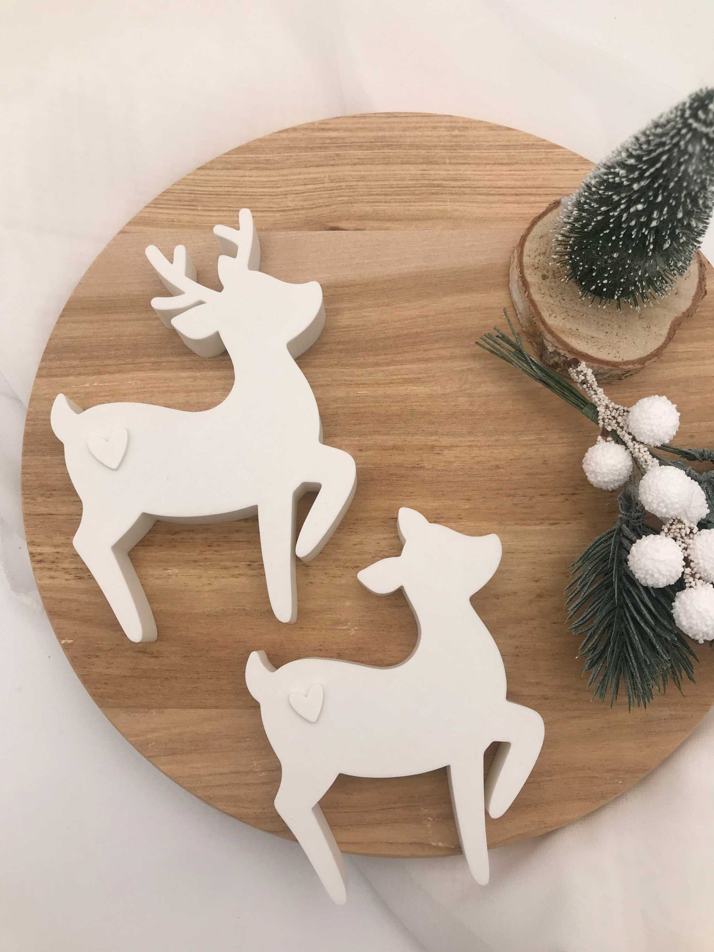 Weihnachtsdeko Rehe aus weißem PLA 3D Druck auf Holzplatte mit festlicher Deko