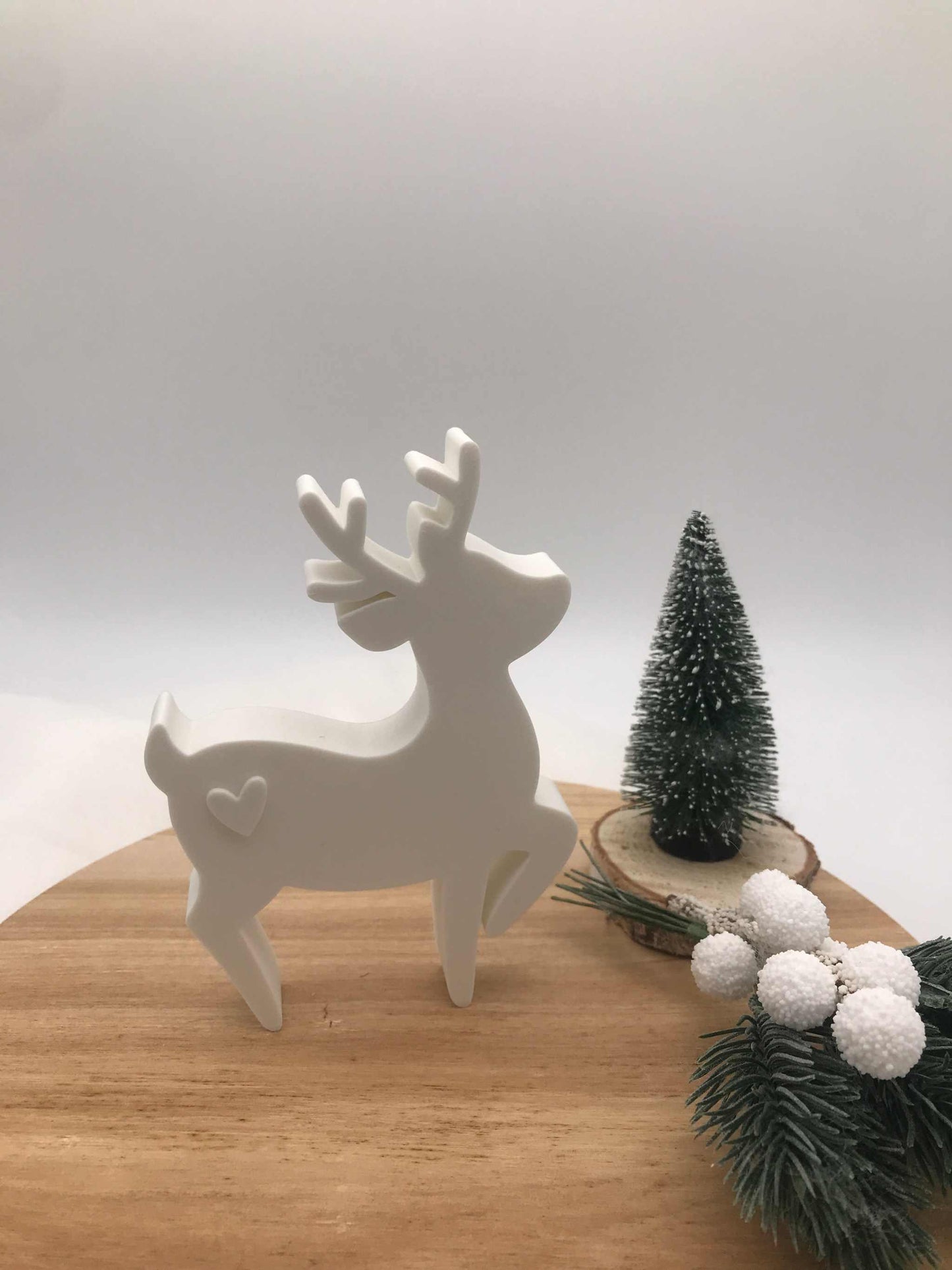 Weihnachtsdeko Rehe aus weißem PLA 3D Druck auf Holzplatte mit festlicher Deko