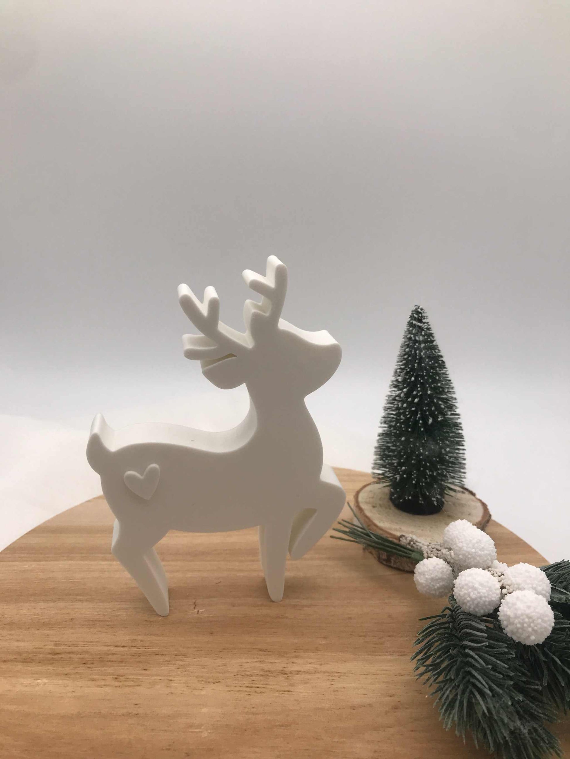 Weihnachtsdeko Rehe aus weißem PLA 3D Druck auf Holzplatte mit festlicher Deko