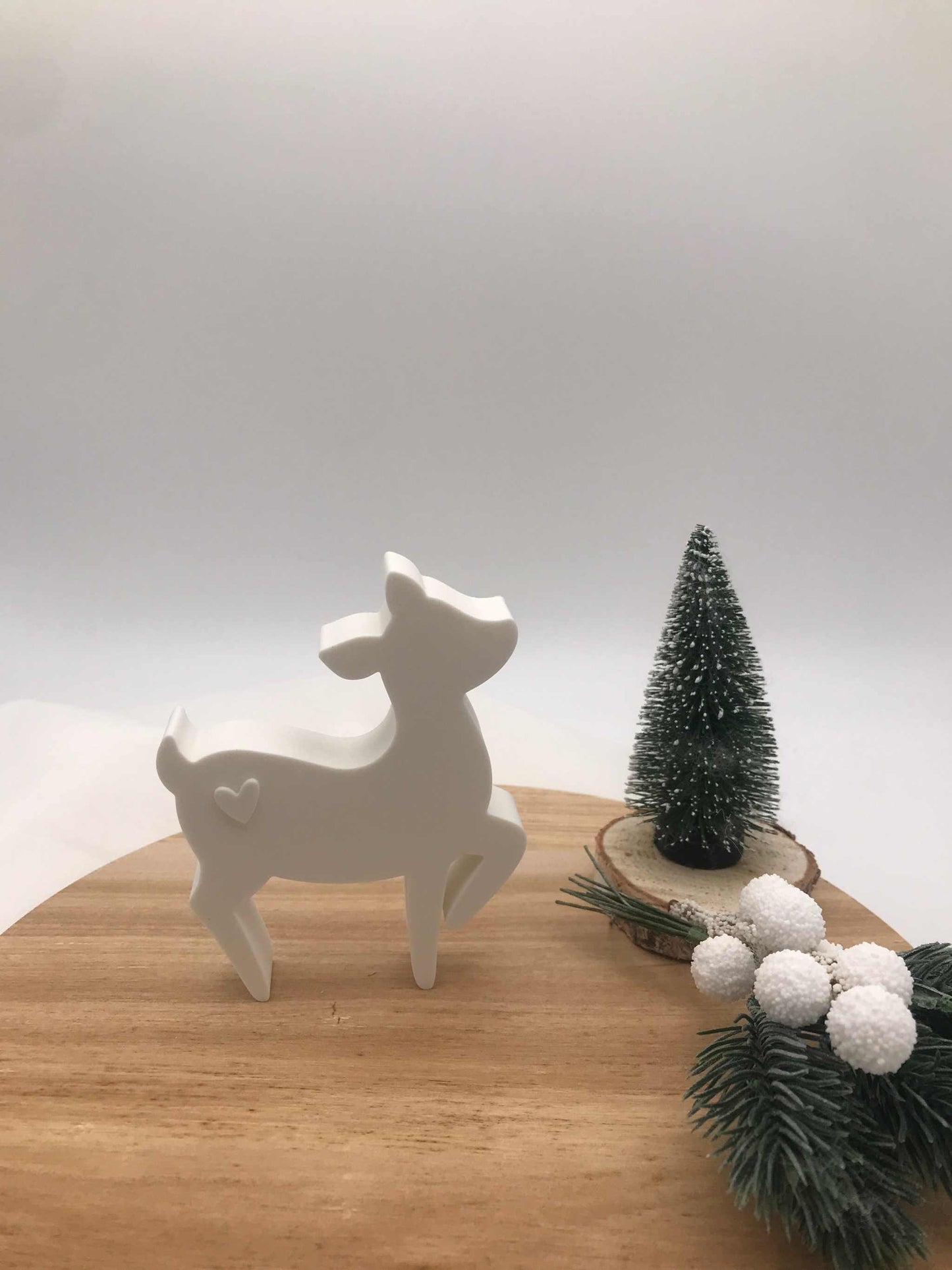 Weihnachtsdeko Rehe aus weißem PLA 3D Druck auf Holzplatte mit festlicher Deko