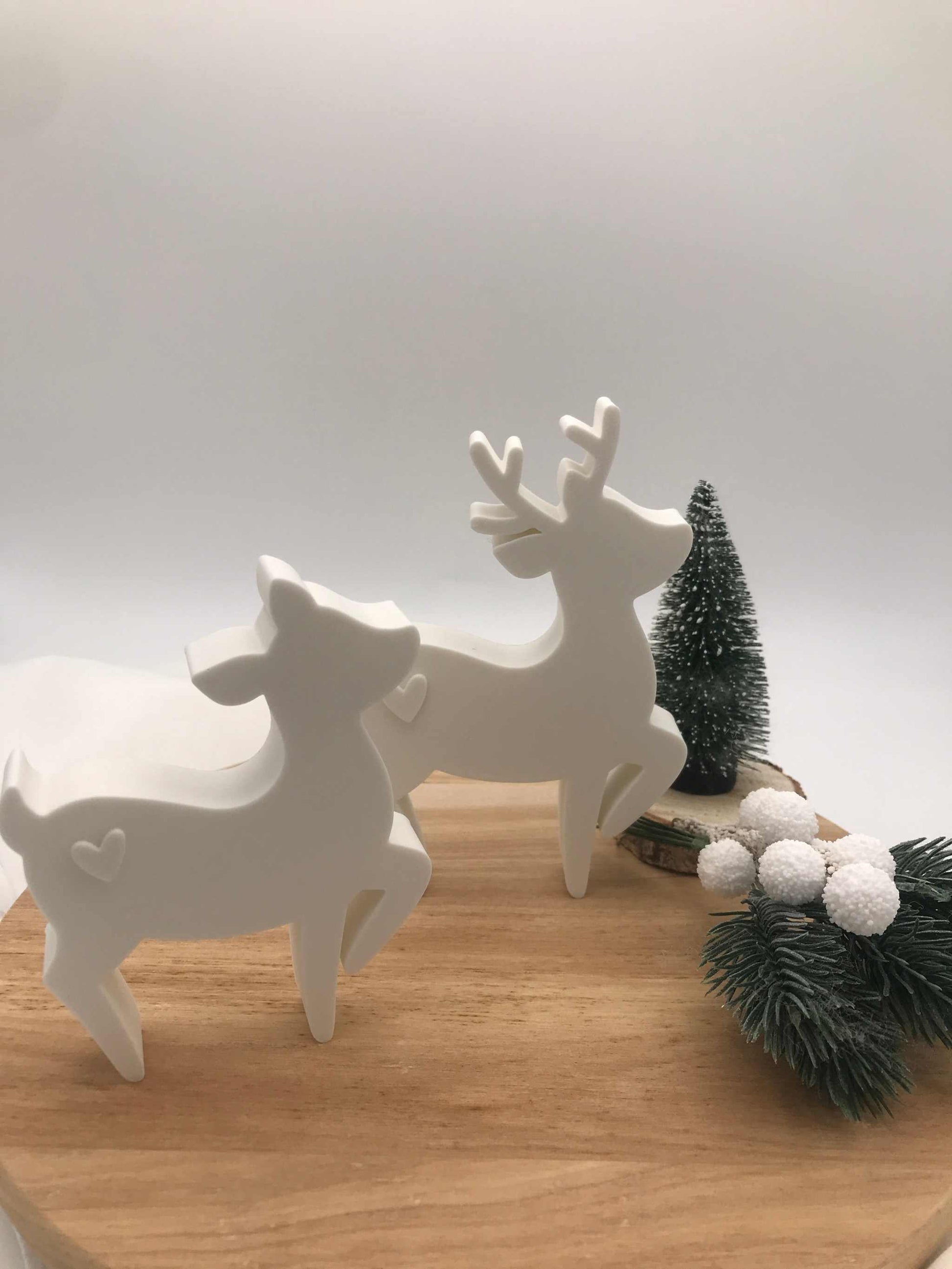 Weihnachtsdeko Rehe aus weißem PLA 3D Druck auf Holzplatte mit festlicher Deko