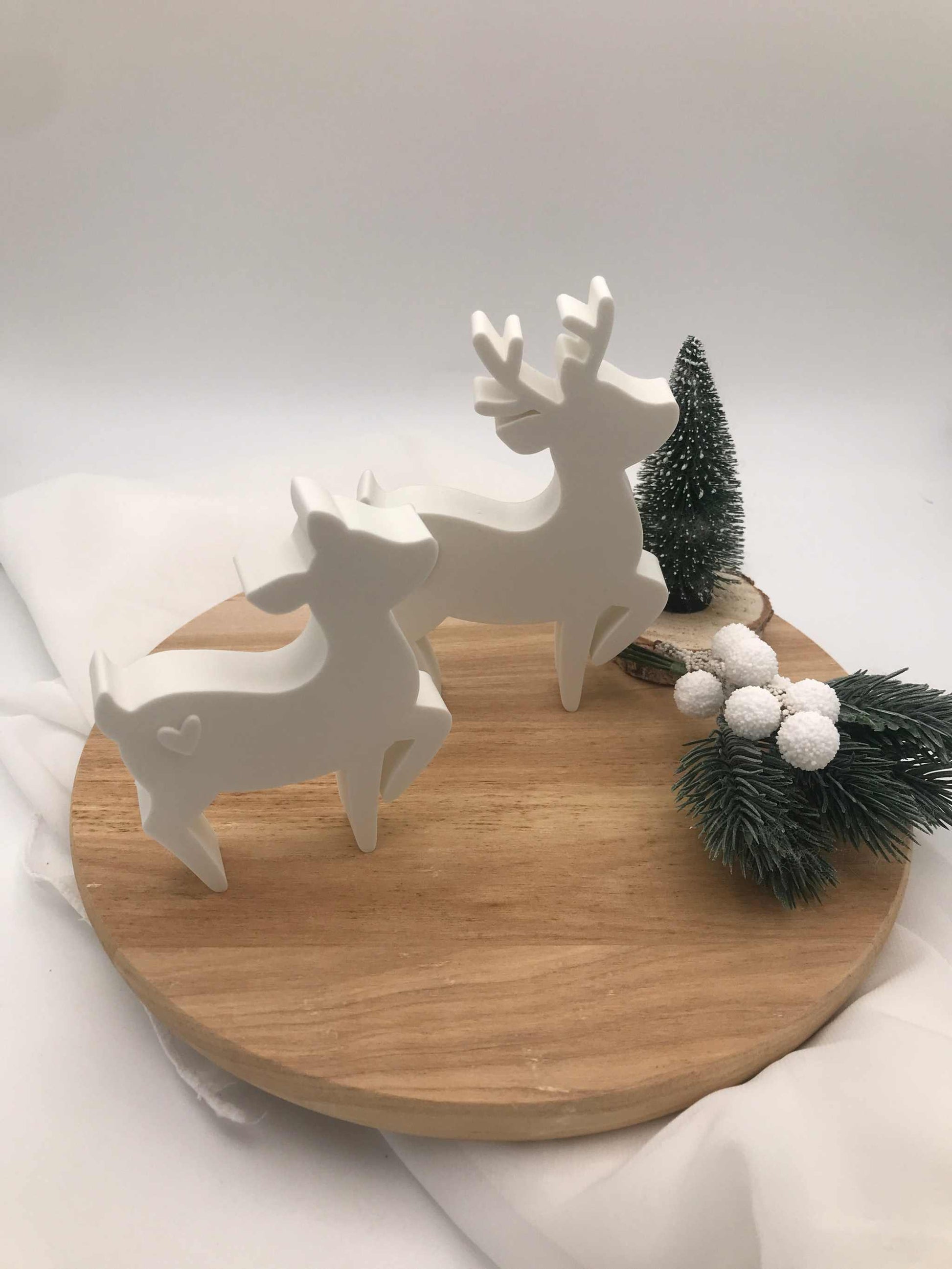 Weihnachtsdeko Rehe aus weißem PLA 3D Druck auf Holzplatte mit festlicher Deko