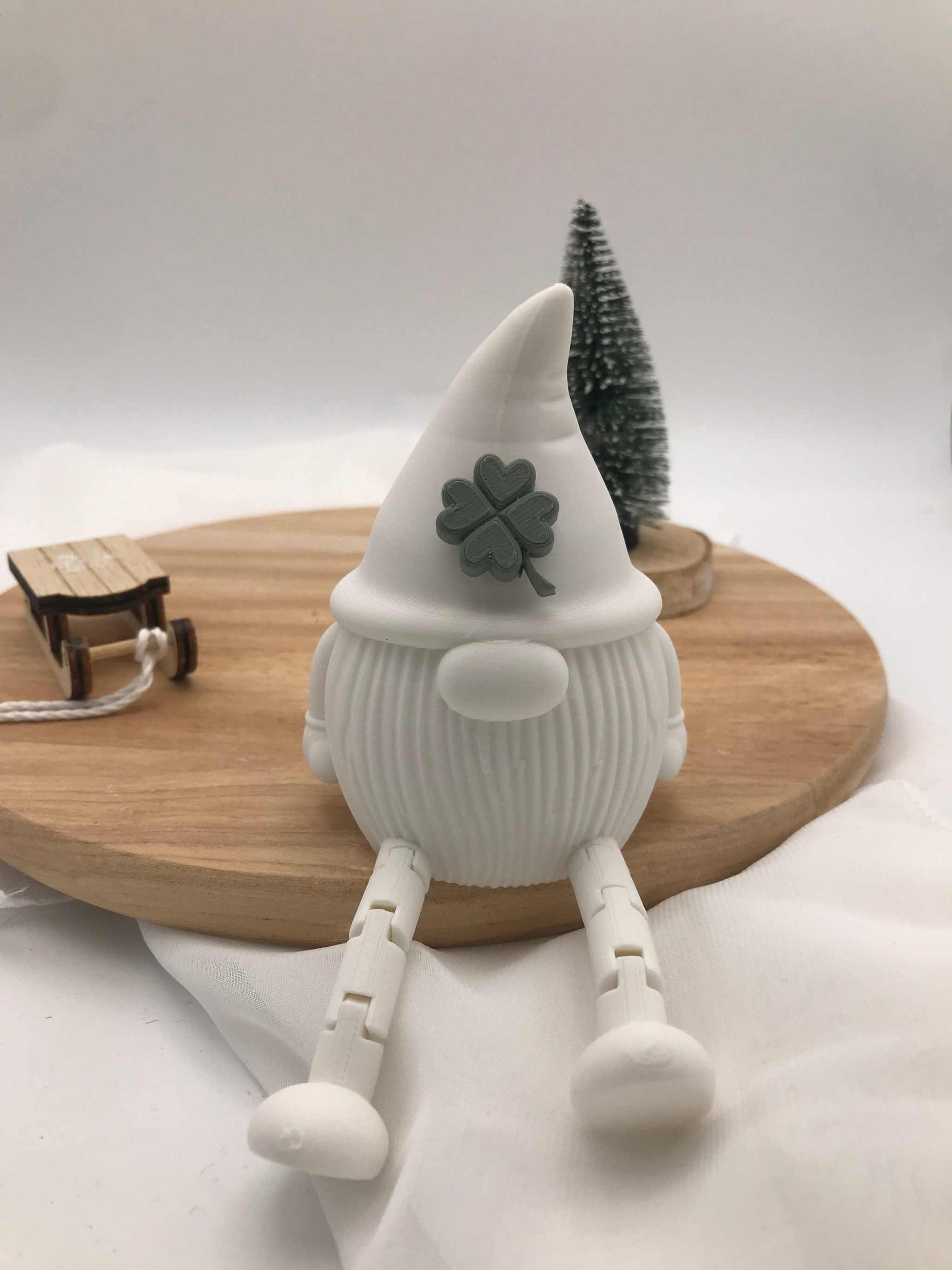 Wichtel Karlchen mit flexiblen Beinen aus 3D-Druck, mit Kleeblatt-Mütze, nachhaltige Weihnachtsdeko und Glücksbringer