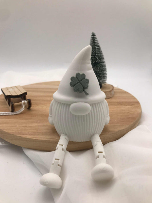 Wichtel Karlchen mit flexiblen Beinen aus 3D-Druck, mit Kleeblatt-Mütze, nachhaltige Weihnachtsdeko und Glücksbringer