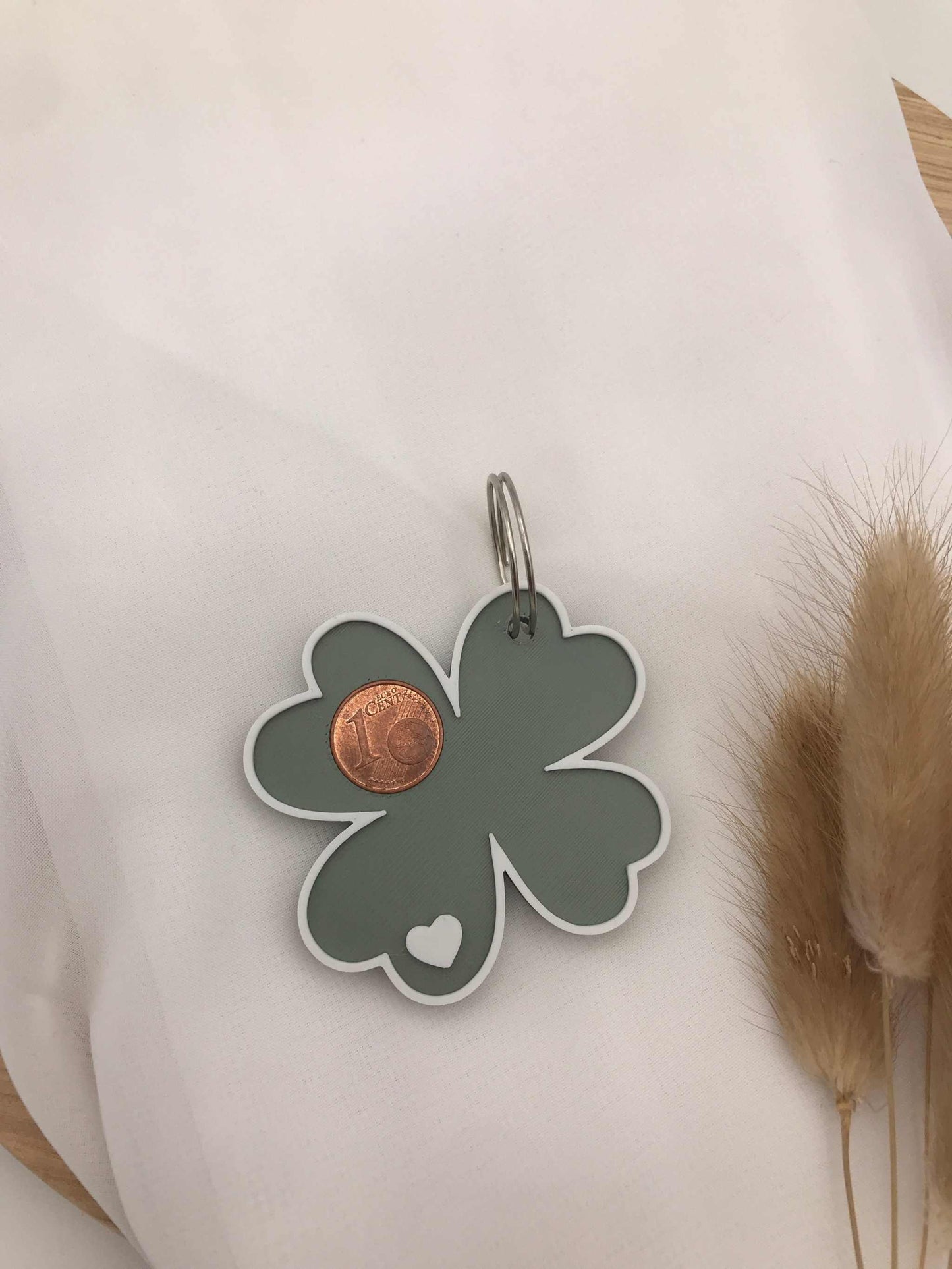 Schlüsselanhänger Glücksbringer Kleeblatt mit Cent Münze im 3D-Druck, kleine Geschenkverpackung mit Spruchkarte, handgemacht aus biologisch abbaubarem PLA, ca. 6 cm groß.