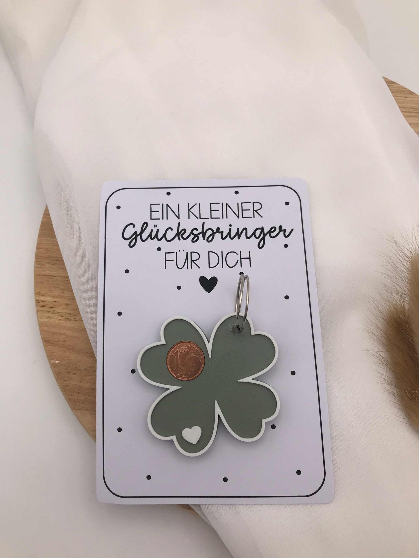 Schlüsselanhänger Glücksbringer Kleeblatt mit Cent Münze im 3D-Druck, kleine Geschenkverpackung mit Spruchkarte, handgemacht aus biologisch abbaubarem PLA, ca. 6 cm groß.