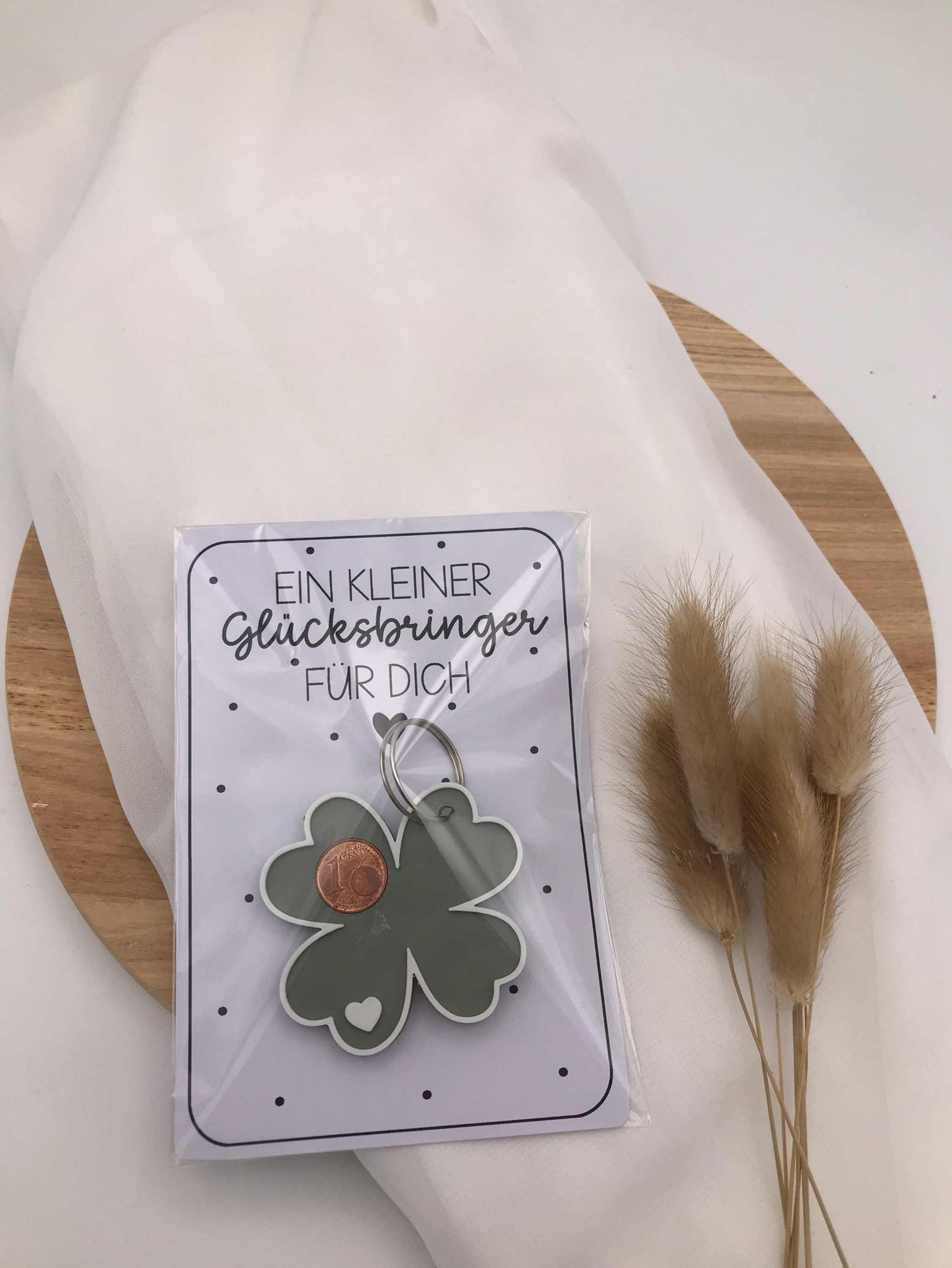 Schlüsselanhänger Glücksbringer Kleeblatt mit Cent Münze im 3D-Druck, kleine Geschenkverpackung mit Spruchkarte, handgemacht aus biologisch abbaubarem PLA, ca. 6 cm groß.