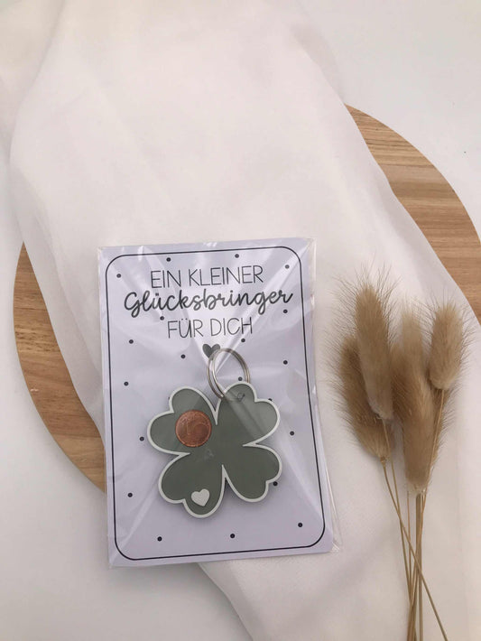 Schlüsselanhänger Glücksbringer Kleeblatt mit Cent Münze im 3D-Druck, kleine Geschenkverpackung mit Spruchkarte, handgemacht aus biologisch abbaubarem PLA, ca. 6 cm groß.