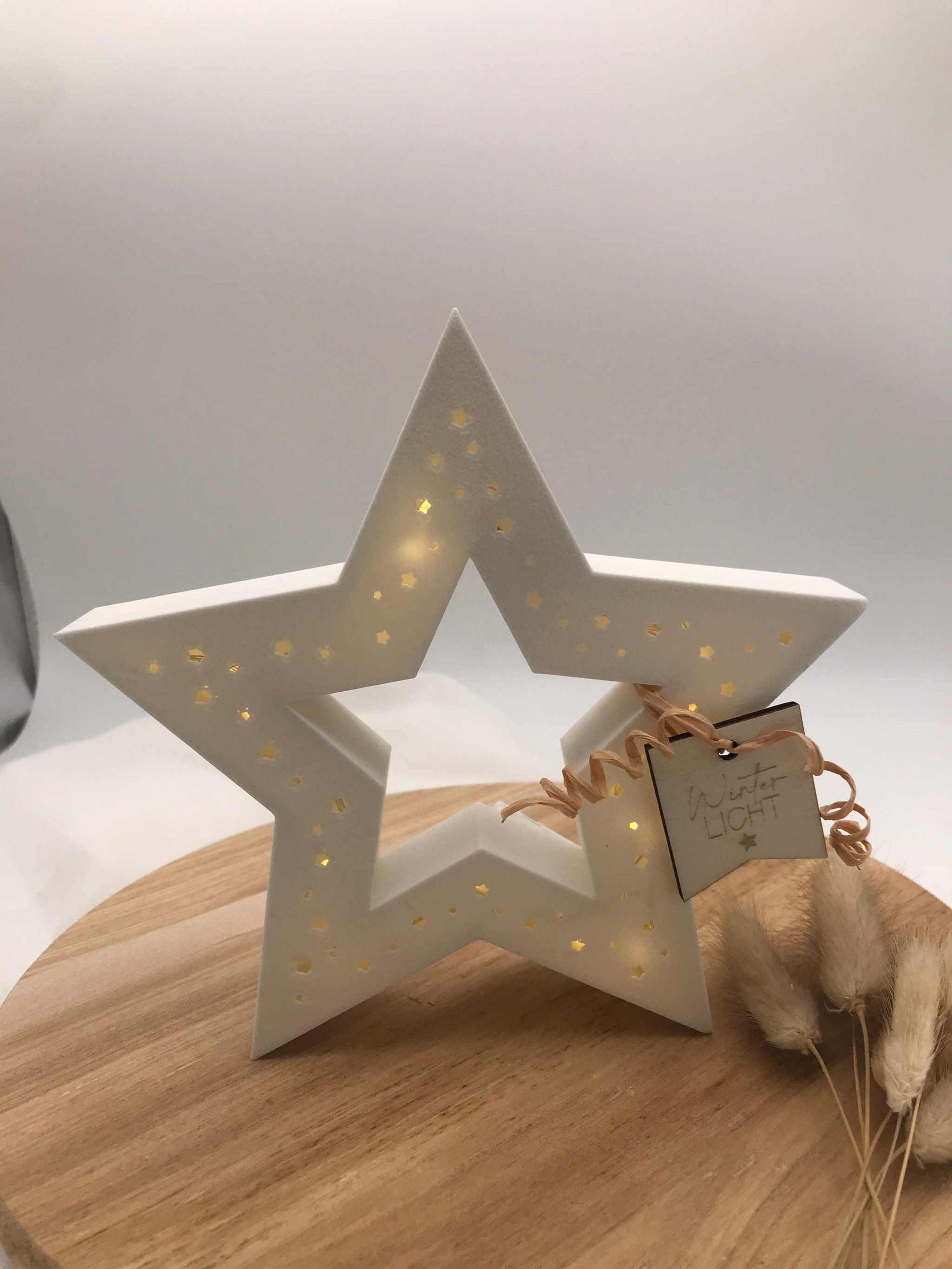 Handgemachte Stern Lampe aus PLA mit warmweißem LED-Licht, nachhaltige Weihnachtsdeko stehend und auf Stab in 3D-Druck