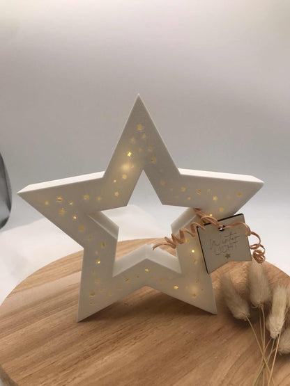 Handgemachte Stern Lampe aus PLA mit warmweißem LED-Licht, nachhaltige Weihnachtsdeko stehend und auf Stab in 3D-Druck