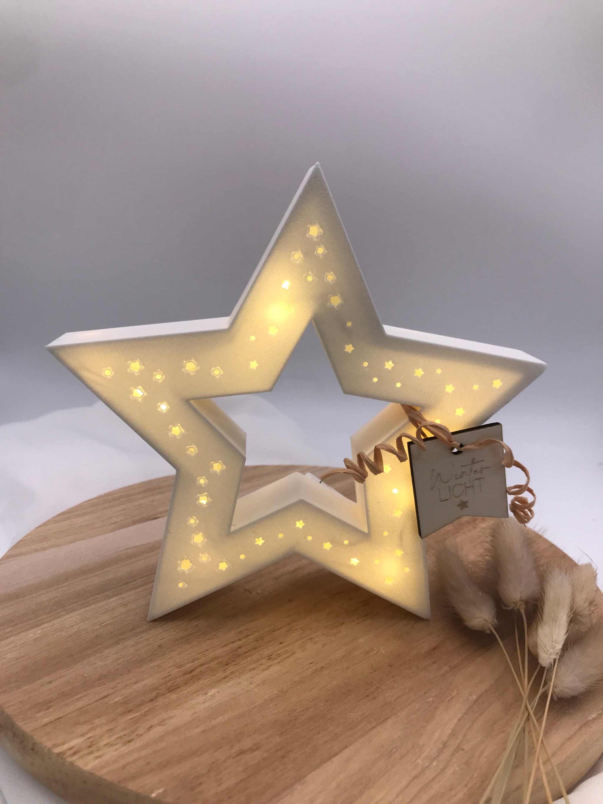 Handgemachte Stern Lampe aus PLA mit warmweißem LED-Licht, nachhaltige Weihnachtsdeko stehend und auf Stab in 3D-Druck