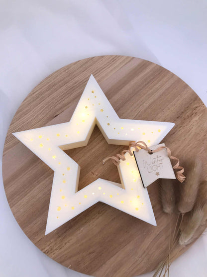 Handgemachte Stern Lampe aus PLA mit warmweißem LED-Licht, nachhaltige Weihnachtsdeko stehend und auf Stab in 3D-Druck