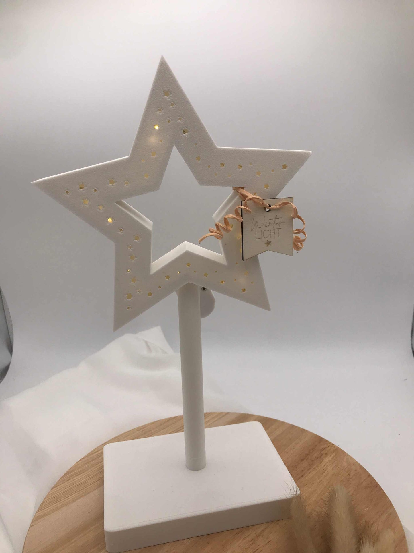 Handgemachte Stern Lampe aus PLA mit warmweißem LED-Licht, nachhaltige Weihnachtsdeko stehend und auf Stab in 3D-Druck