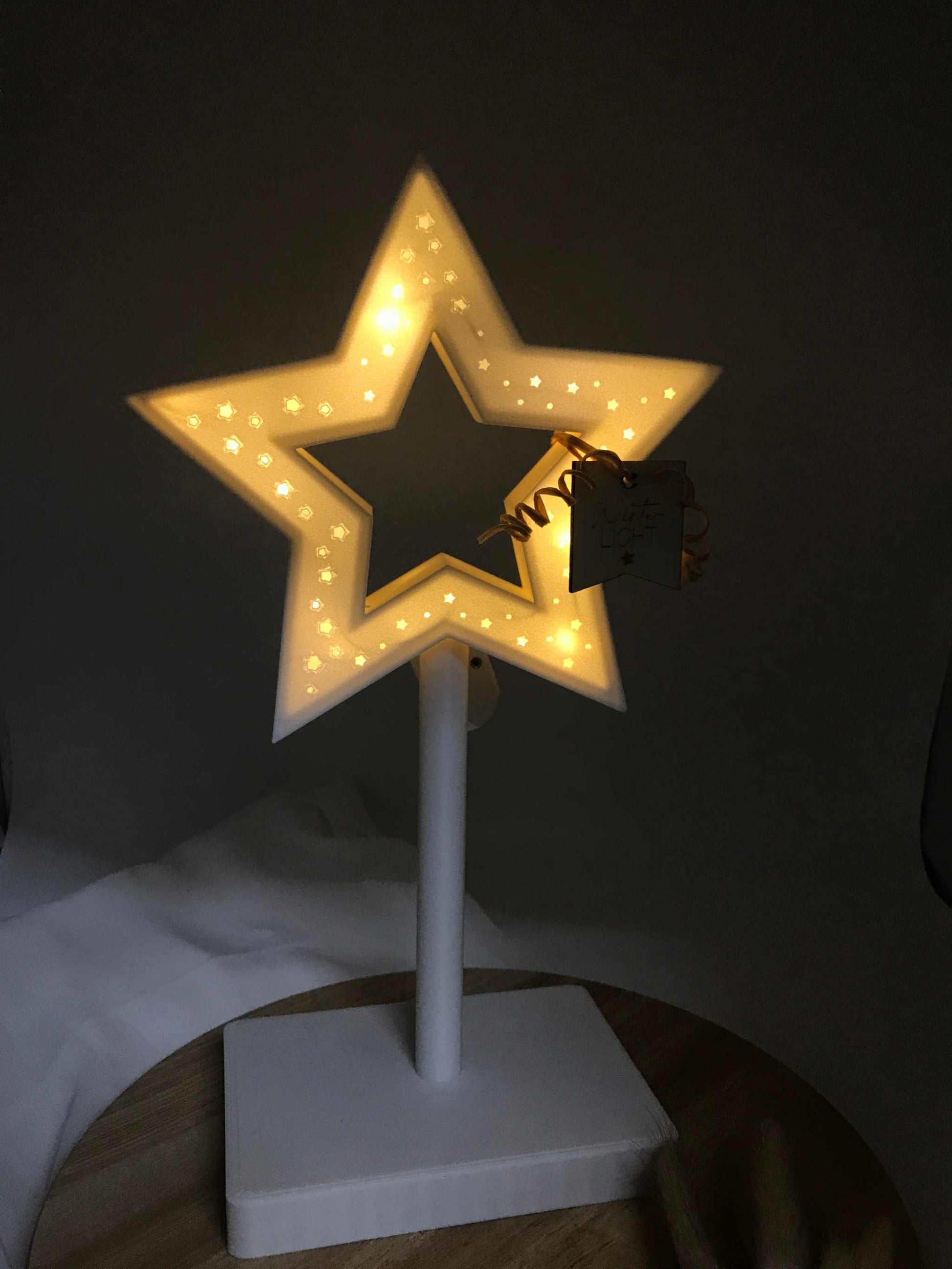 Handgemachte Stern Lampe aus PLA mit warmweißem LED-Licht, nachhaltige Weihnachtsdeko stehend und auf Stab in 3D-Druck