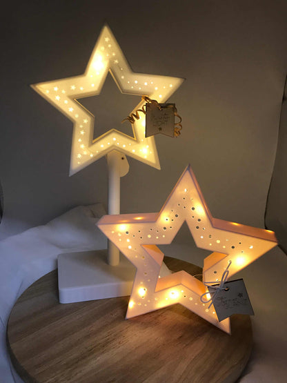 Handgemachte Stern Lampe aus PLA mit warmweißem LED-Licht, nachhaltige Weihnachtsdeko stehend und auf Stab in 3D-Druck