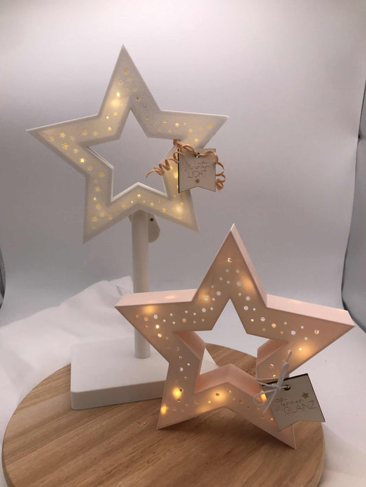 Handgemachte Stern Lampe aus PLA mit warmweißem LED-Licht, nachhaltige Weihnachtsdeko stehend und auf Stab in 3D-Druck