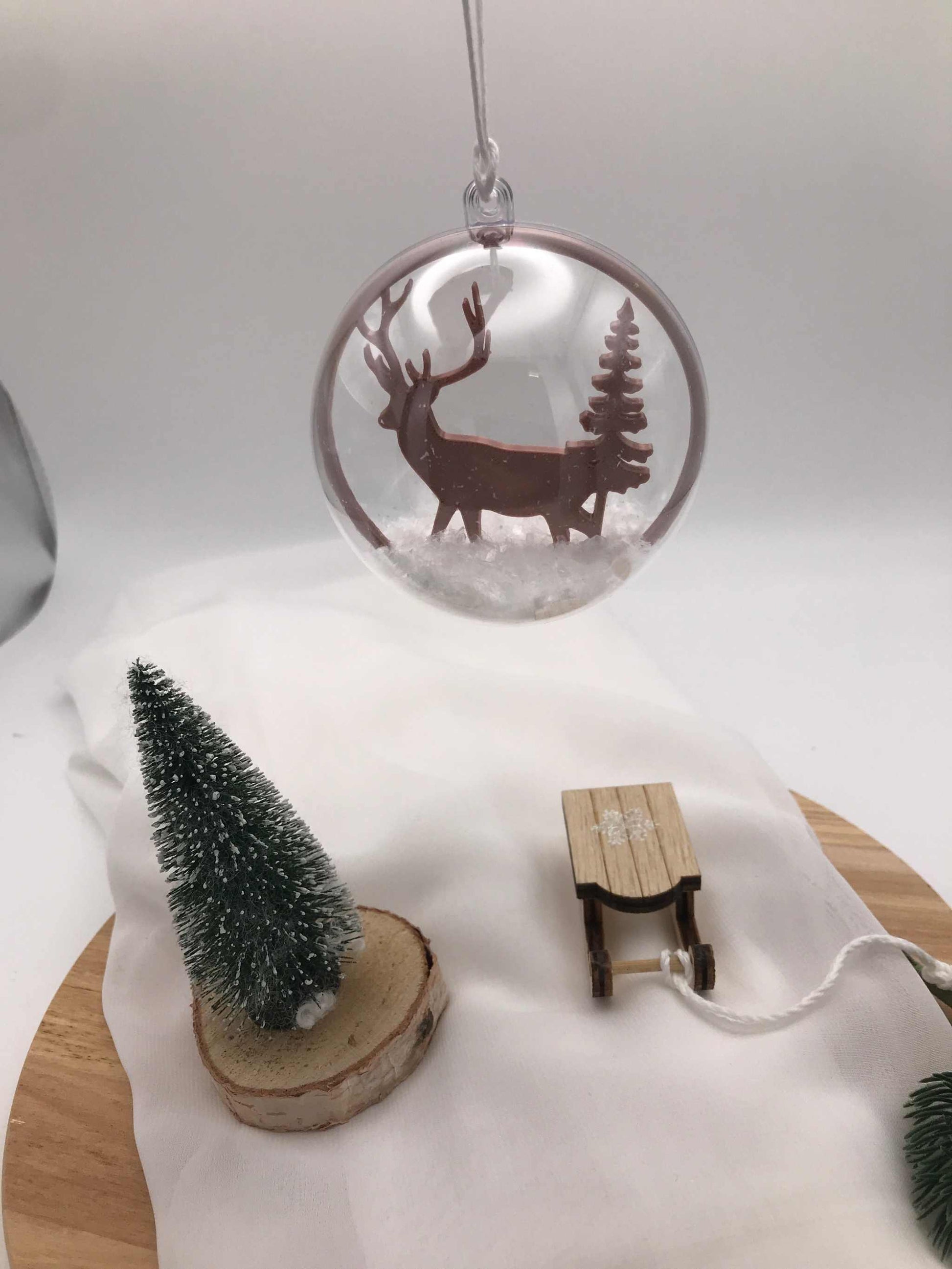 Transparente handgemachte Weihnachtskugeln mit winterlichen Motiven und Schnee-Effekt als festliche Acrylkugeln.