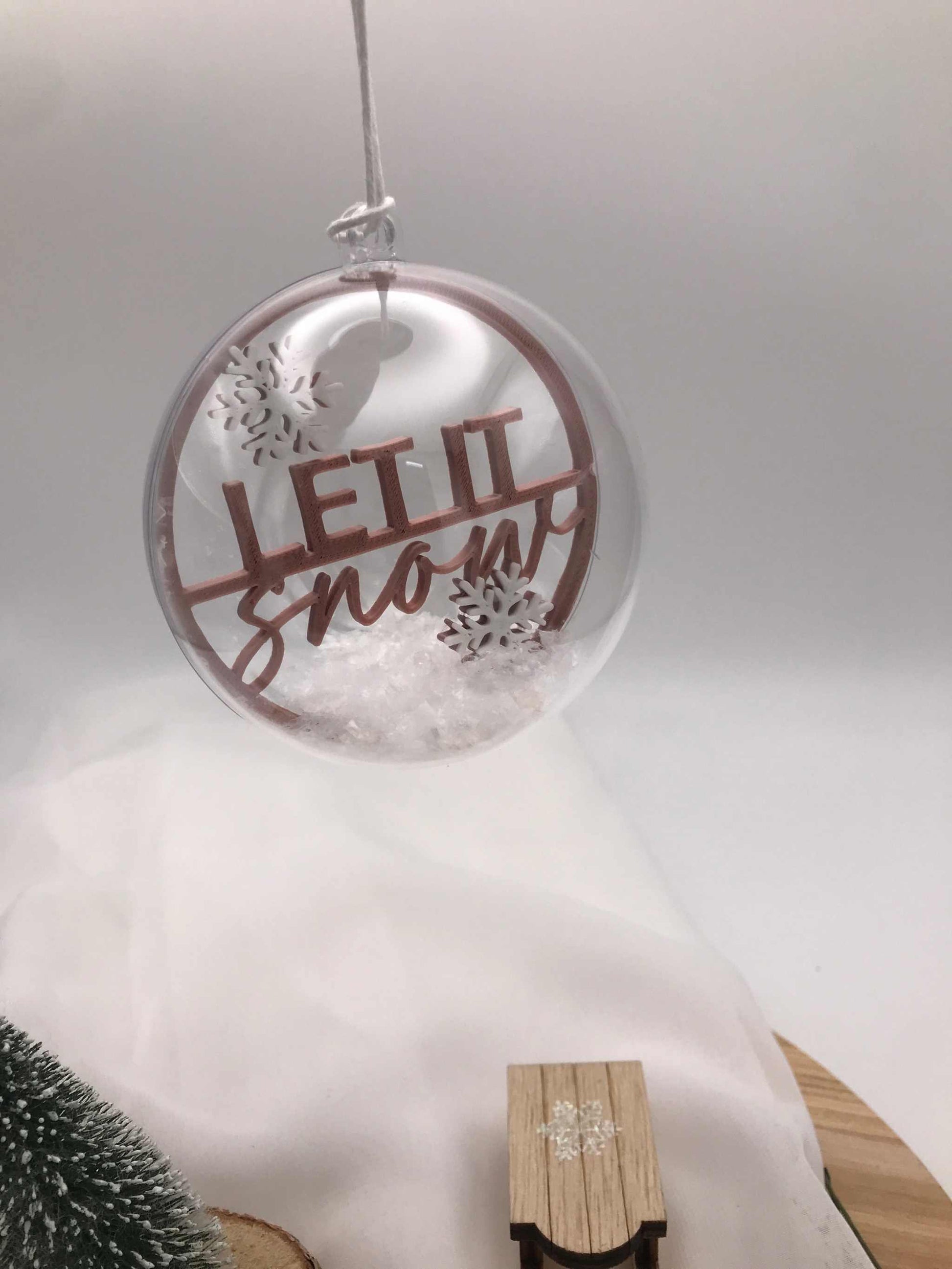 Transparente handgemachte Weihnachtskugeln mit winterlichen Motiven und Schnee-Effekt als festliche Acrylkugeln.