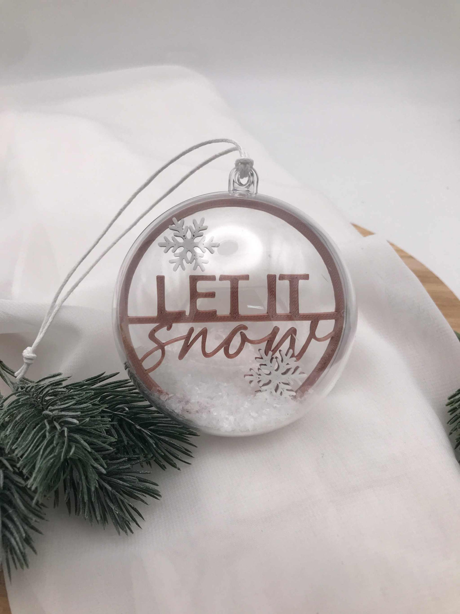 Transparente handgemachte Weihnachtskugeln mit winterlichen Motiven und Schnee-Effekt als festliche Acrylkugeln.