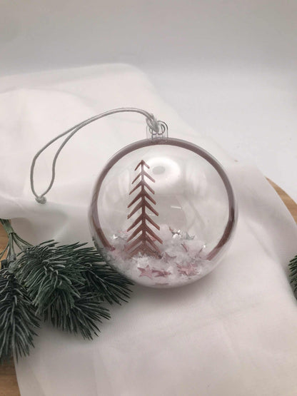 Transparente handgemachte Weihnachtskugeln mit winterlichen Motiven und Schnee-Effekt als festliche Acrylkugeln.