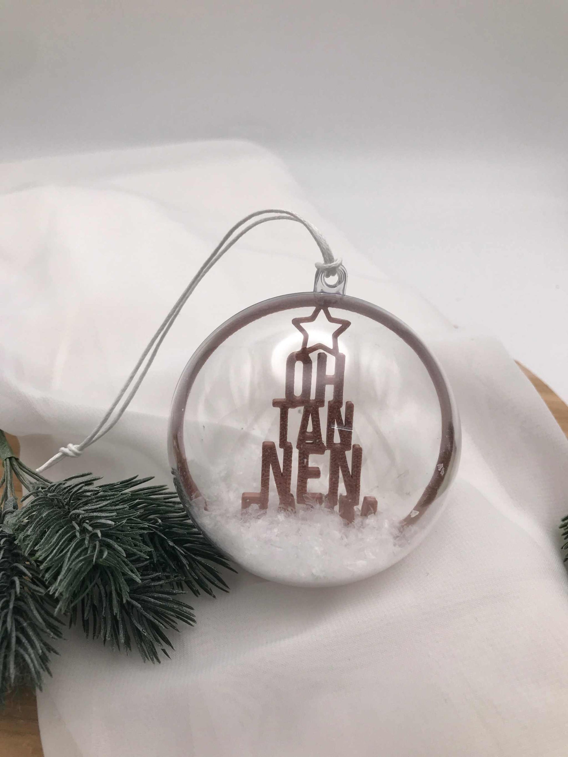 Transparente handgemachte Weihnachtskugeln mit winterlichen Motiven und Schnee-Effekt als festliche Acrylkugeln.