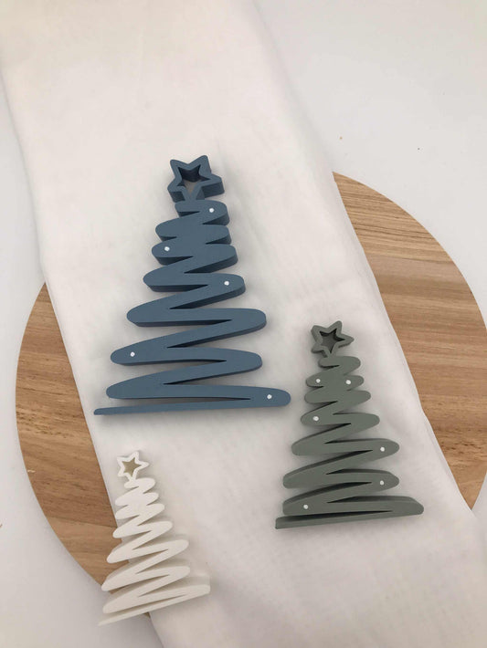 geschwungener Weihnachtsbaum aus 3D-gedrucktem PLA in Blau, Grün und Weiß als moderne nachhaltige Tischdeko