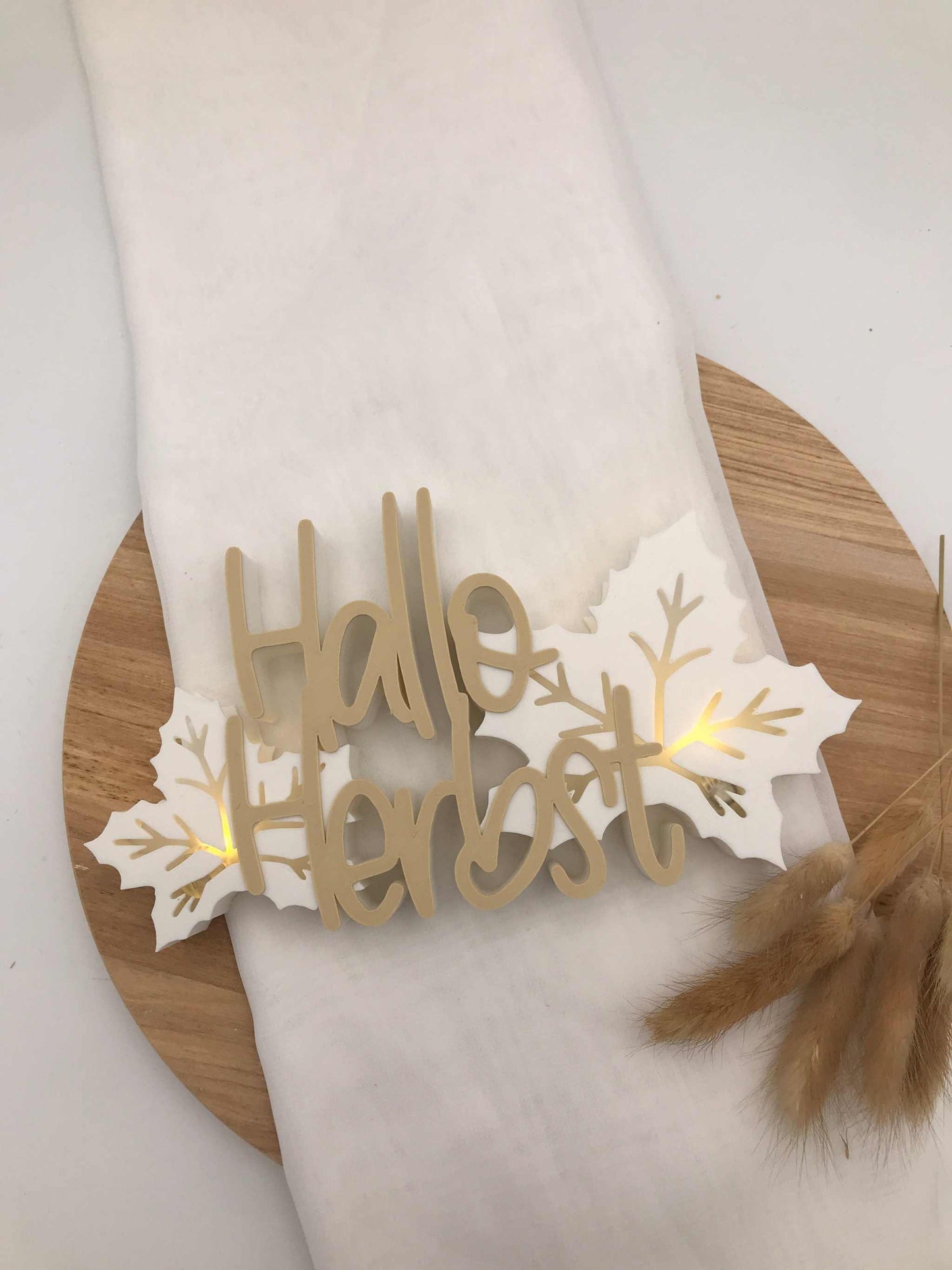 Schriftzug "Hallo Herbst" aus 3D-Druck mit Blättern und Ballonlichtbeleuchtung, herbstliche Dekoration