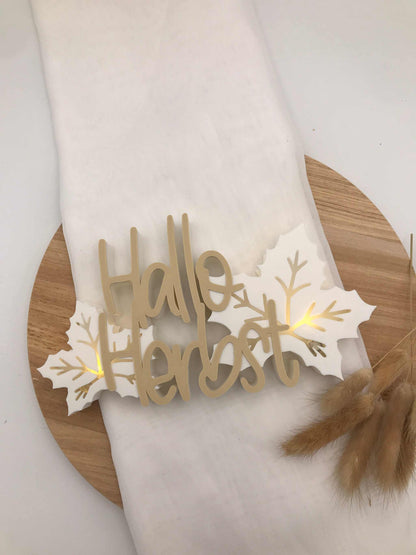 Schriftzug "Hallo Herbst" aus 3D-Druck mit Blättern und Ballonlichtbeleuchtung, herbstliche Dekoration