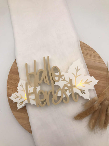 Schriftzug "Hallo Herbst" aus 3D-Druck mit Blättern und Ballonlichtbeleuchtung, herbstliche Dekoration