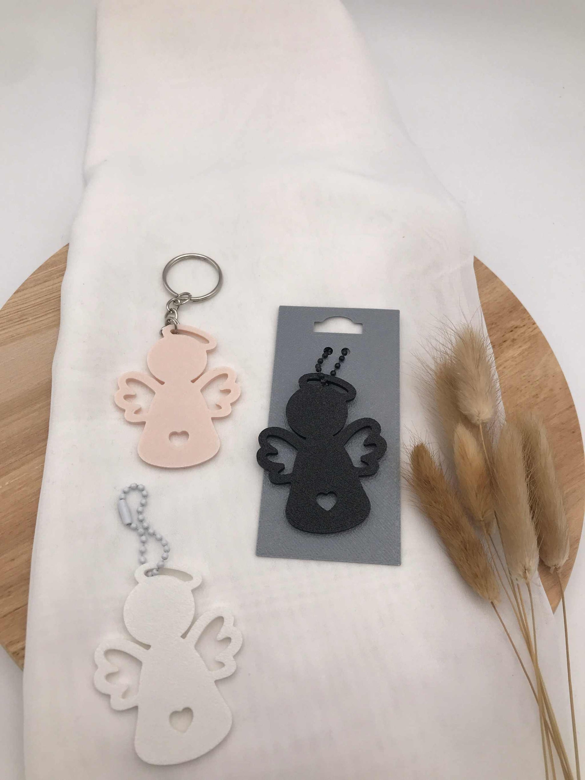 Engel Schlüsselanhänger aus nachhaltigem PLA in drei Farben als Schutzengel Geschenk und Accessoire