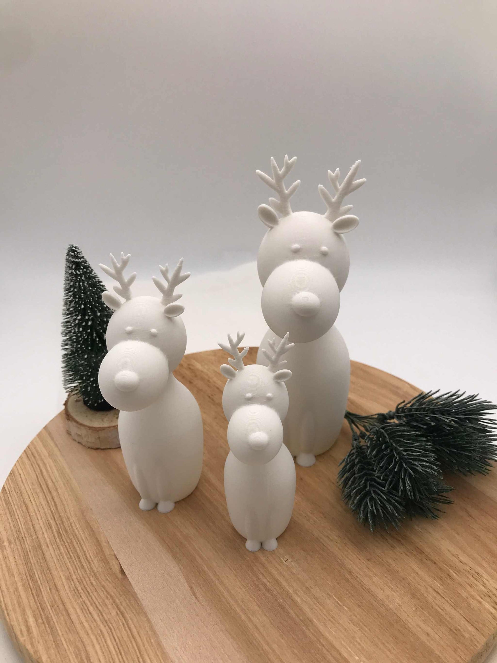 3D-gedruckte weiße minimalistische Rentiere aus PLA in drei Größen als nachhaltige Weihnachtsdekoration