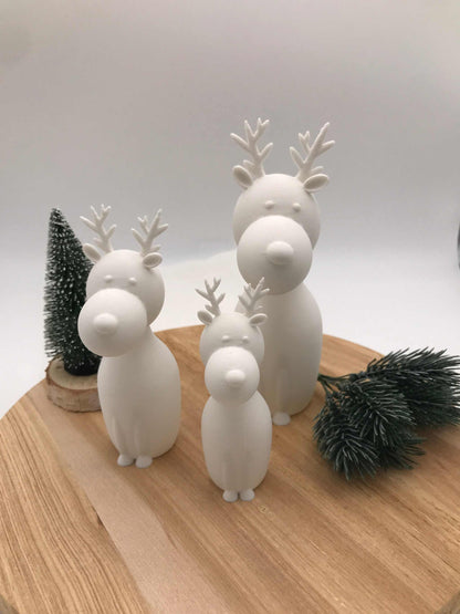 3D-gedruckte weiße minimalistische Rentiere aus PLA in drei Größen als nachhaltige Weihnachtsdekoration