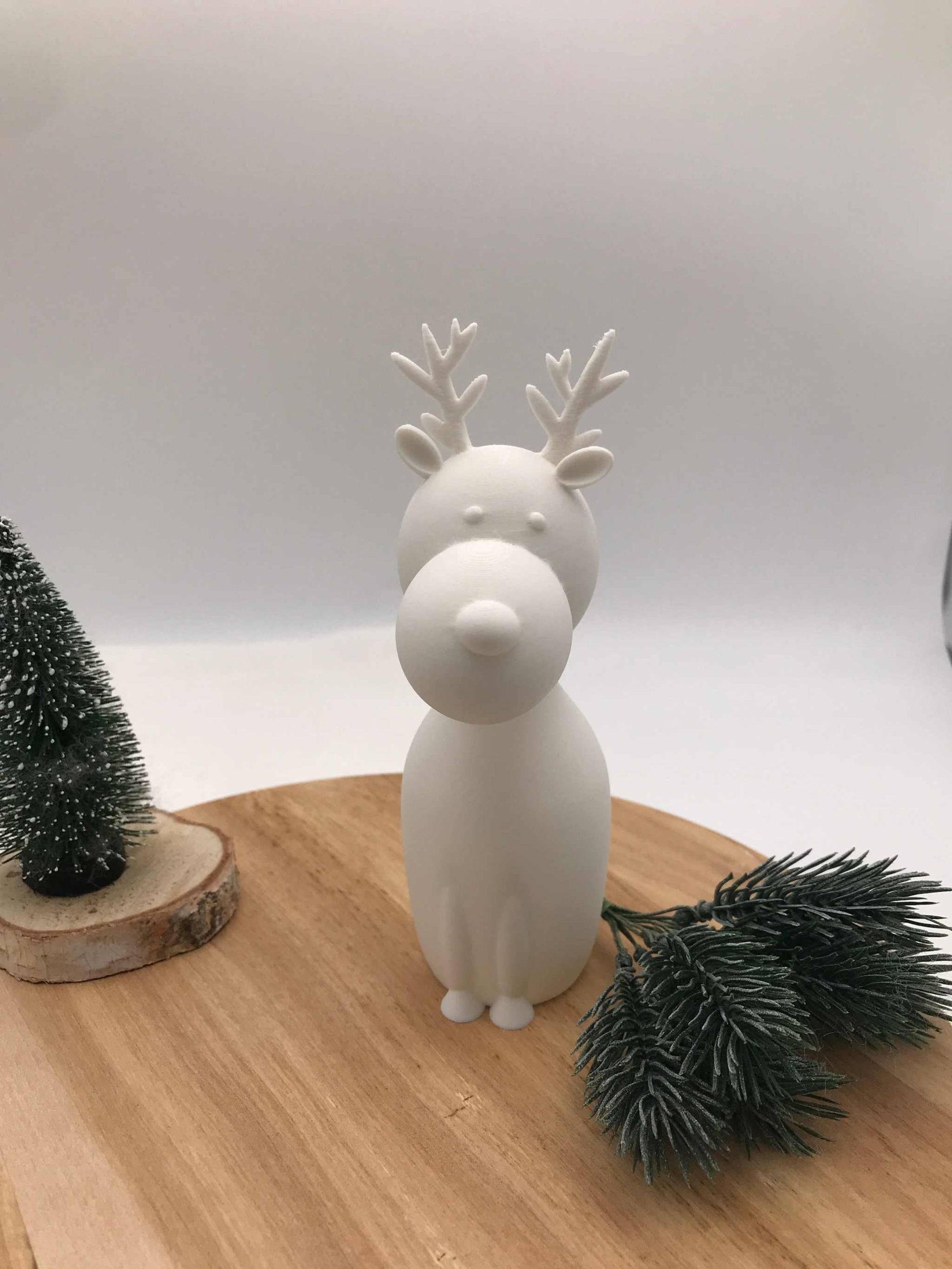 3D-gedruckte weiße minimalistische Rentiere aus PLA in drei Größen als nachhaltige Weihnachtsdekoration