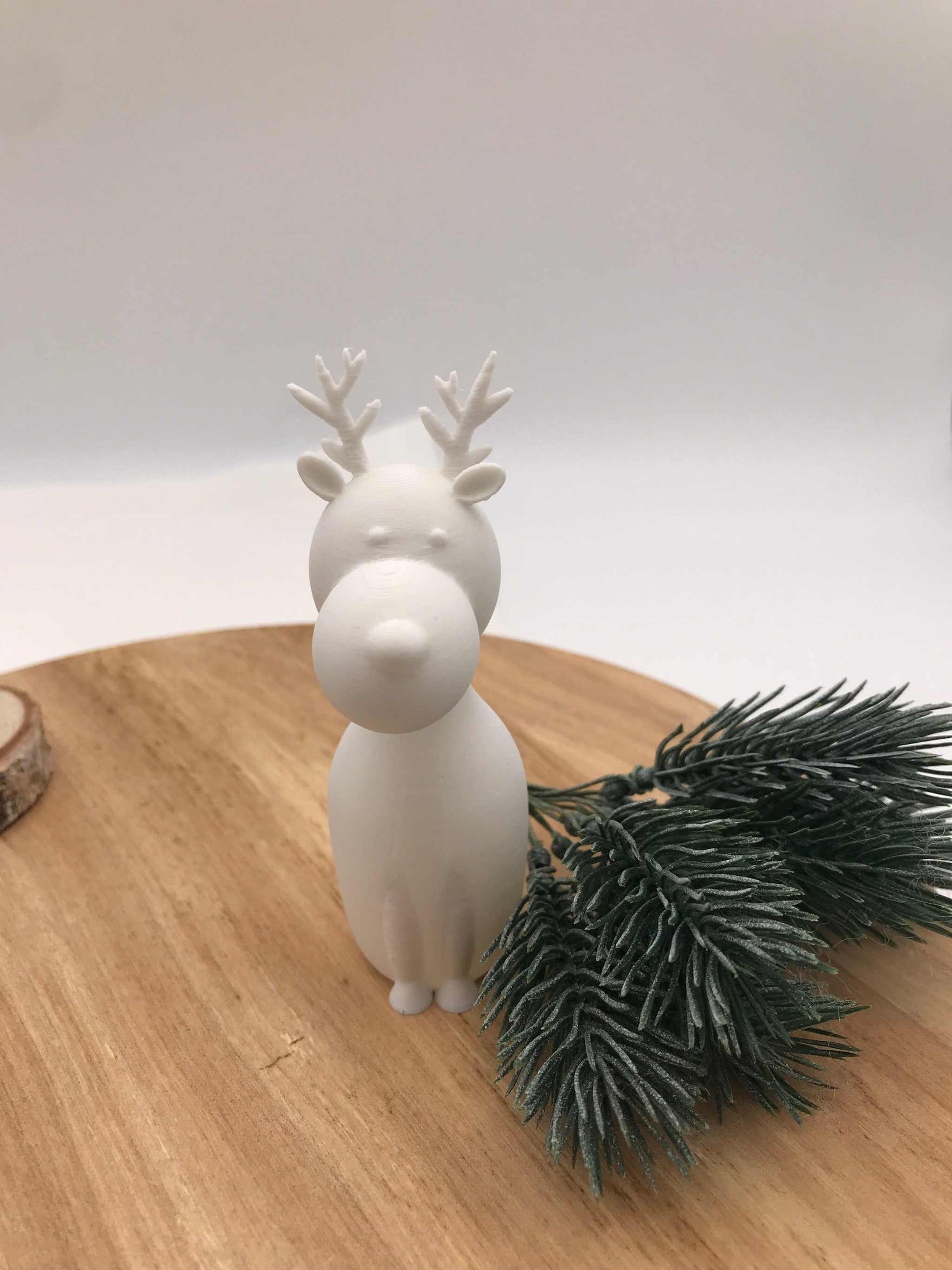 3D-gedruckte weiße minimalistische Rentiere aus PLA in drei Größen als nachhaltige Weihnachtsdekoration