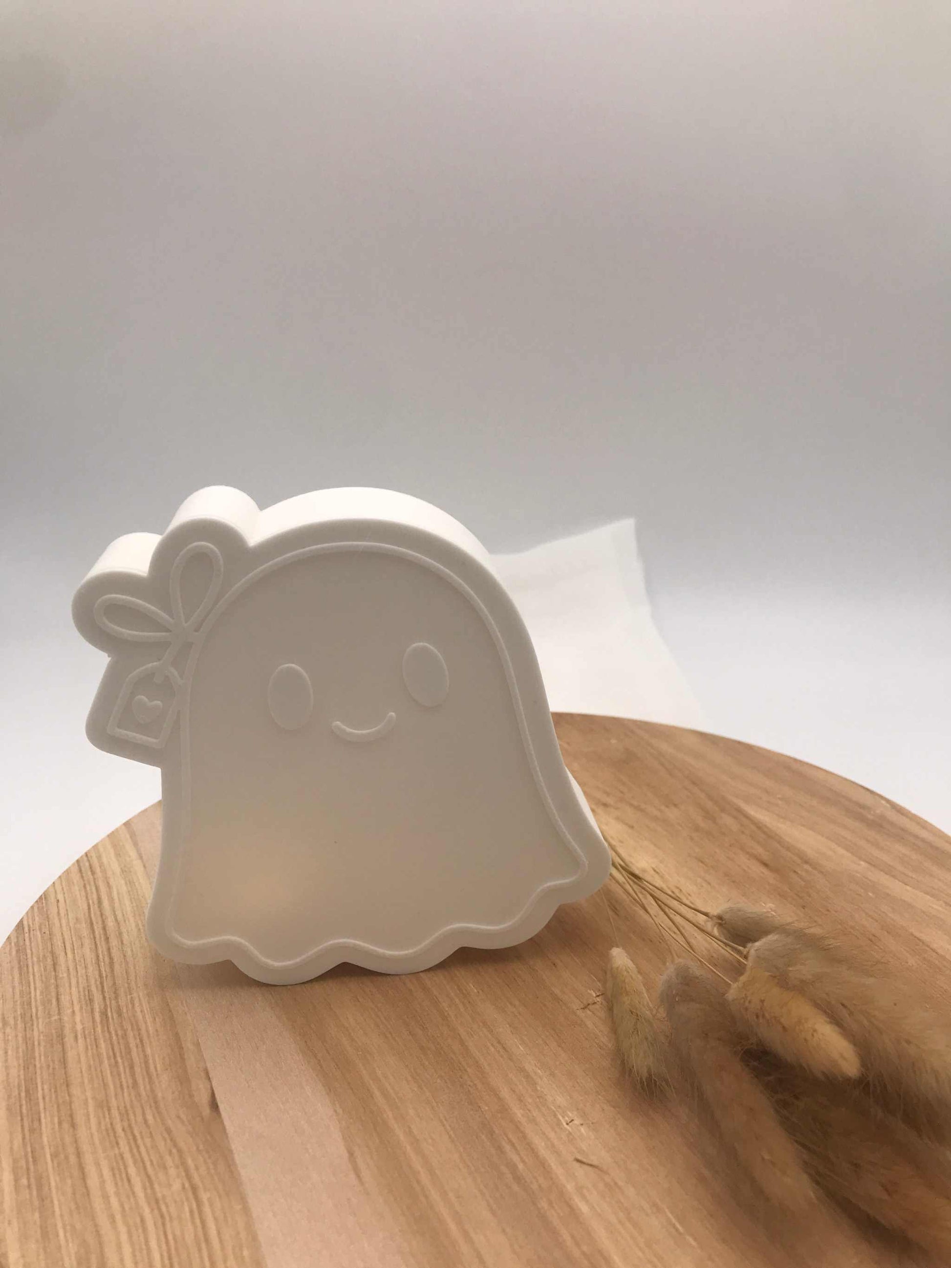 Weißer 3D-Druck Deko Geist mit niedlichem Gesicht auf Holzplatte, moderne Halloween Herbstdeko