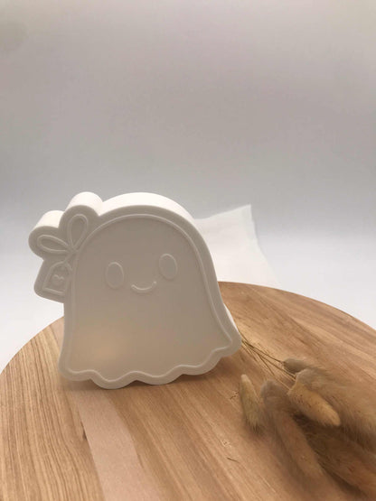 Weißer 3D-Druck Deko Geist mit niedlichem Gesicht auf Holzplatte, moderne Halloween Herbstdeko