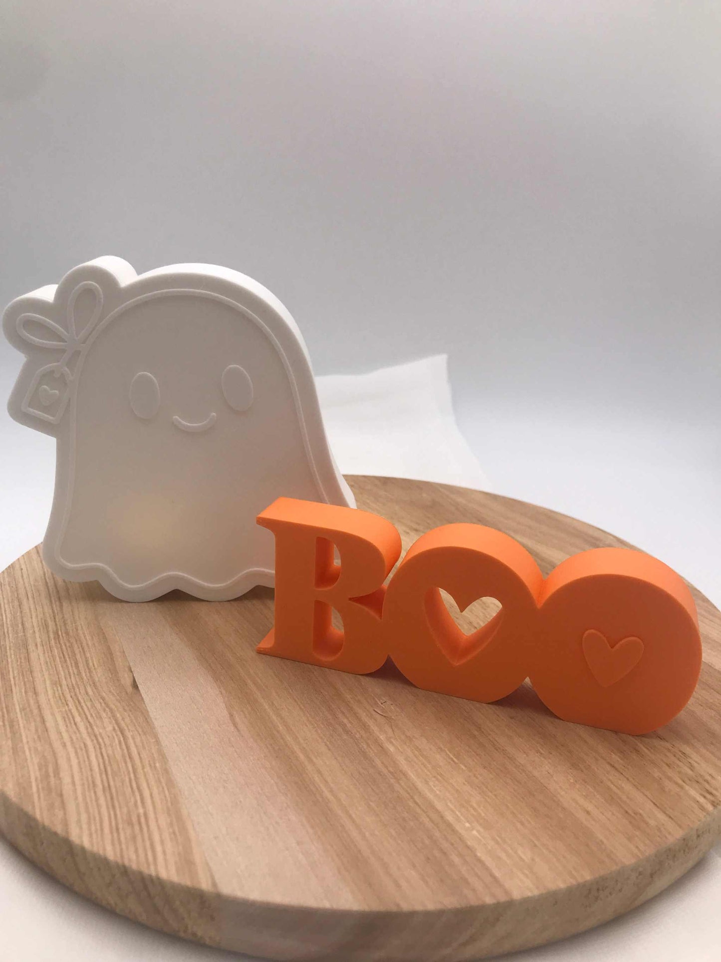 3D-Druck Deko „BOO“ mit süßem Geist inkl. Ballonlicht – Halloween Deko modern & niedlich | Herbstdeko für Zuhause
