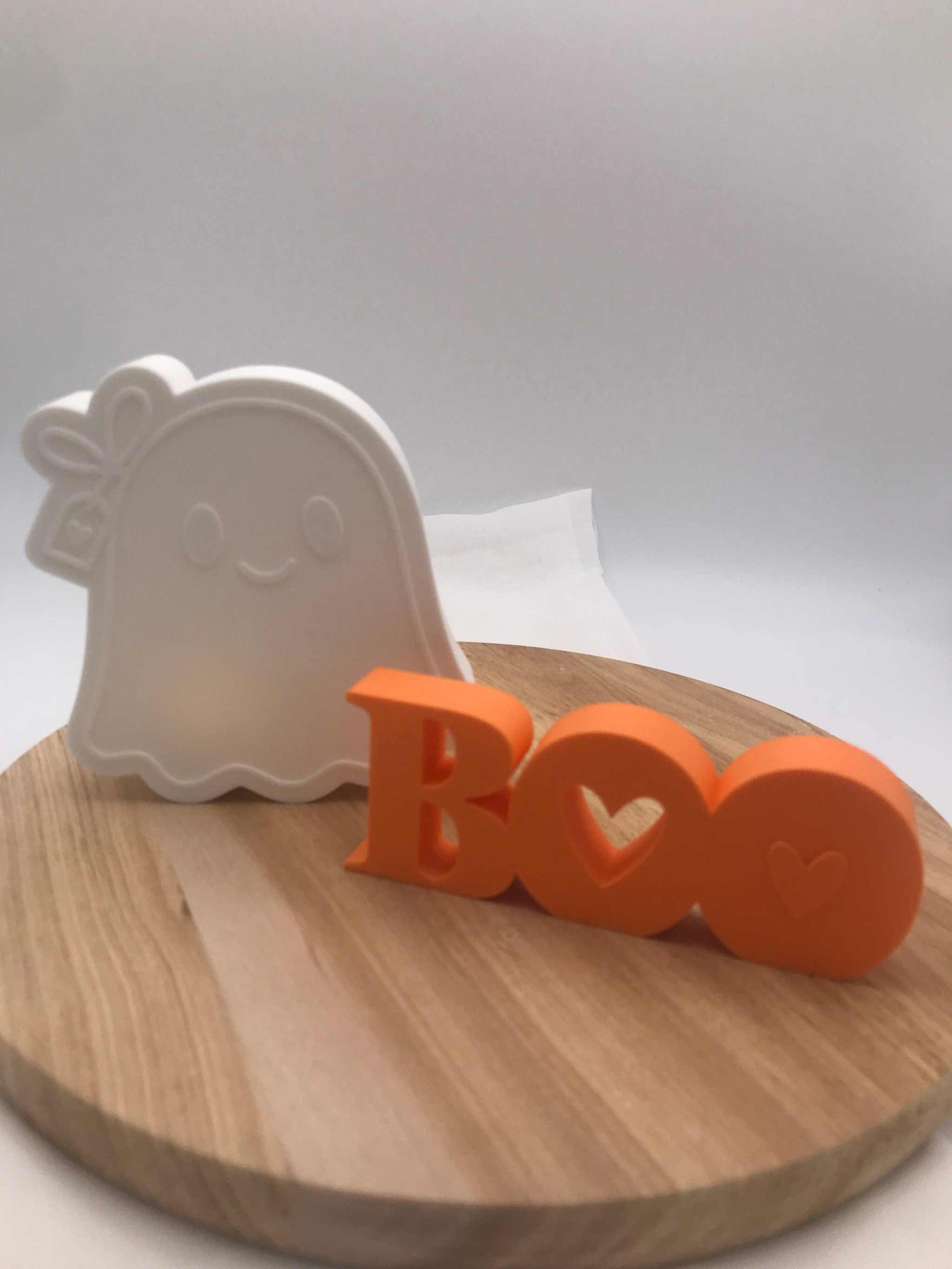 3D-Druck Deko Halloween BOO Schriftzug mit süßem Geist auf Holzplatte